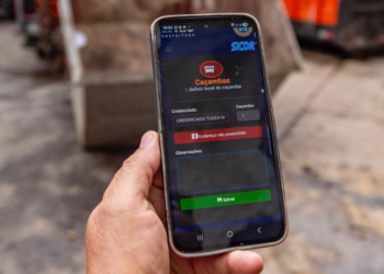 Comlurb implementa sistema que monitora caçambas de entulho em tempo real no Rio. Medida busca combater clandestinos e multar irregularidades, com alertas por cores e controle total da ocupação pública.