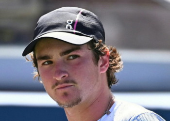 João Fonseca, promessa do tênis brasileiro e atual número 43 do mundo, é confirmado no Rio Open 2026. Tenista disputará sua quarta edição do torneio ATP 500 no Rio de Janeiro.