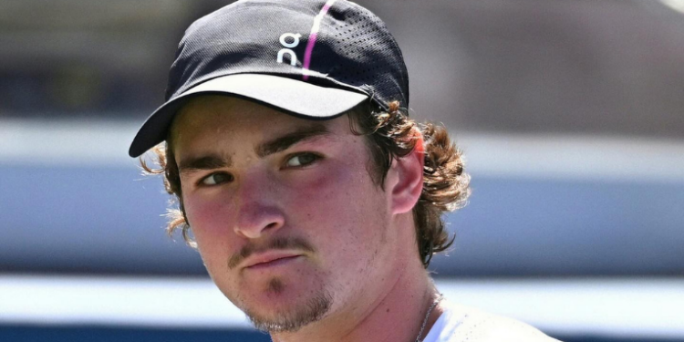 João Fonseca, promessa do tênis brasileiro e atual número 43 do mundo, é confirmado no Rio Open 2026. Tenista disputará sua quarta edição do torneio ATP 500 no Rio de Janeiro.