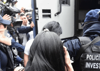 Uma jovem de 18 anos foi presa em Bangu, no Rio de Janeiro, por suspeita de matar o filho recém-nascido e descartar o corpo no lixo. A polícia investiga o caso e tenta localizar o bebê.