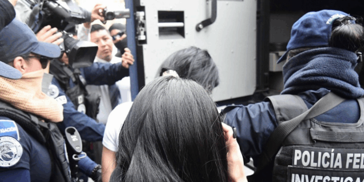 Uma jovem de 18 anos foi presa em Bangu, no Rio de Janeiro, por suspeita de matar o filho recém-nascido e descartar o corpo no lixo. A polícia investiga o caso e tenta localizar o bebê.
