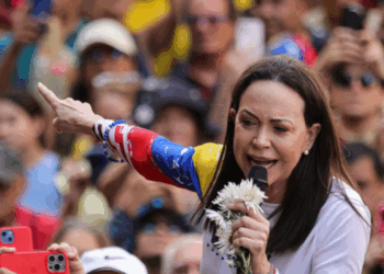 Maria Corina Machado vence o Prêmio Nobel da Paz 2025 por sua atuação em prol da democracia na Venezuela. Prêmio gera repercussões após declarações controversas da opositora.