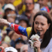 Maria Corina Machado vence o Prêmio Nobel da Paz 2025 por sua atuação em prol da democracia na Venezuela. Prêmio gera repercussões após declarações controversas da opositora.