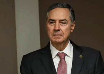 Luís Roberto Barroso anuncia aposentadoria antecipada do STF e nega relação com sanções dos EUA. Ministro afirma que decisão foi comunicada a Lula há dois anos.