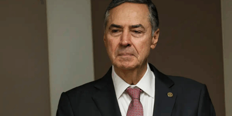 Luís Roberto Barroso anuncia aposentadoria antecipada do STF e nega relação com sanções dos EUA. Ministro afirma que decisão foi comunicada a Lula há dois anos.