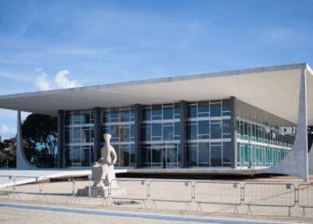 Projeto que pode reduzir penas de Jair Bolsonaro e condenados do 8 de Janeiro perde apoio no Senado e corre risco de rejeição na CCJ, com possibilidade de novo texto.