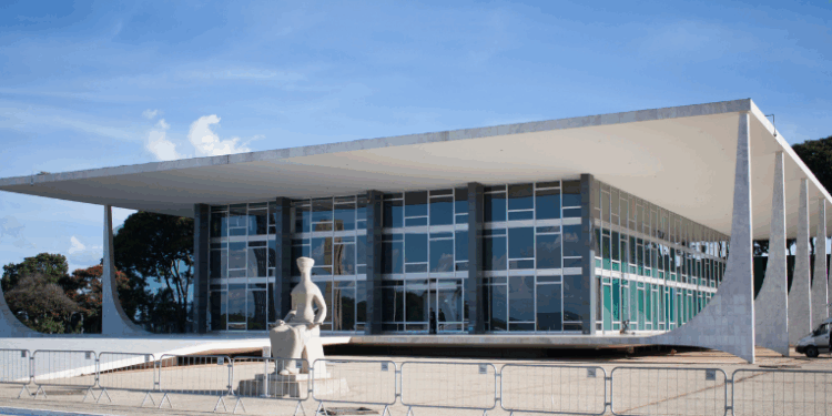 Projeto que pode reduzir penas de Jair Bolsonaro e condenados do 8 de Janeiro perde apoio no Senado e corre risco de rejeição na CCJ, com possibilidade de novo texto.