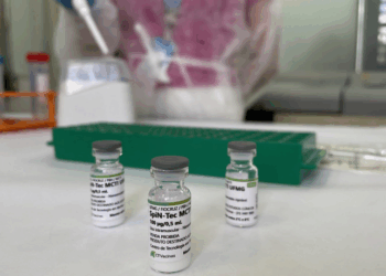 A vacina SpiN-TEC, criada por cientistas da UFMG e da Fundação Ezequiel Dias, mostrou segurança nos primeiros testes clínicos e representa um marco no desenvolvimento de vacinas totalmente brasileiras contra a covid-19.