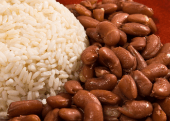 O consumo de arroz e feijão no Brasil cai a níveis históricos. Especialistas alertam para riscos à saúde e mudanças nos hábitos alimentares, com crescimento de comidas industrializadas.