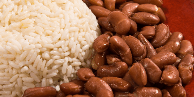 O consumo de arroz e feijão no Brasil cai a níveis históricos. Especialistas alertam para riscos à saúde e mudanças nos hábitos alimentares, com crescimento de comidas industrializadas.