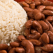 O consumo de arroz e feijão no Brasil cai a níveis históricos. Especialistas alertam para riscos à saúde e mudanças nos hábitos alimentares, com crescimento de comidas industrializadas.
