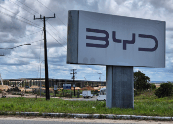 A BYD inaugurou em Camaçari (BA) seu maior complexo industrial fora da Ásia, com investimento de R$ 5,5 bilhões e foco em exportação. O projeto deve gerar 20 mil empregos e marcar nova fase da indústria automotiva elétrica no Brasil.