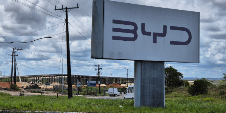 A BYD inaugurou em Camaçari (BA) seu maior complexo industrial fora da Ásia, com investimento de R$ 5,5 bilhões e foco em exportação. O projeto deve gerar 20 mil empregos e marcar nova fase da indústria automotiva elétrica no Brasil.