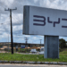 A BYD inaugurou em Camaçari (BA) seu maior complexo industrial fora da Ásia, com investimento de R$ 5,5 bilhões e foco em exportação. O projeto deve gerar 20 mil empregos e marcar nova fase da indústria automotiva elétrica no Brasil.