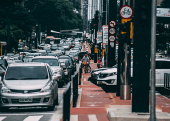 Segundo o IBGE, o carro é o meio de transporte mais utilizado no deslocamento para o trabalho no Brasil. A pesquisa do Censo 2022 mostra que a mobilidade ainda é marcada por desigualdades regionais e raciais.