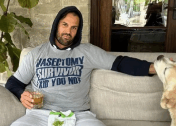 Eric Decker: O ex-jogador da NFL fez uma vasectomia após o nascimento de seu quarto filho com Jessie James Decker. Ele compartilhou fotos humorísticas do pós-operatório, incluindo uma com a legenda "Vasectomy Survivor" ("Sobrevivente da vasectomia").