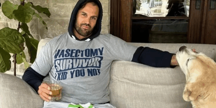 Eric Decker: O ex-jogador da NFL fez uma vasectomia após o nascimento de seu quarto filho com Jessie James Decker. Ele compartilhou fotos humorísticas do pós-operatório, incluindo uma com a legenda "Vasectomy Survivor" ("Sobrevivente da vasectomia").
