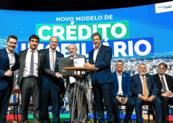 O Governo do Brasil anunciou um novo modelo de crédito imobiliário que amplia o acesso ao financiamento habitacional e moderniza o Sistema Brasileiro de Poupança e Empréstimo. O limite do SFH sobe para R$ 2,25 milhões, e famílias de baixa renda terão nova linha de crédito para reformas.