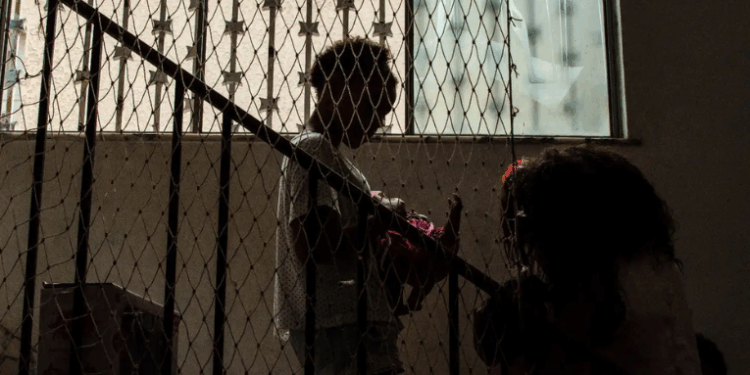 O 35º Censo da População Infantojuvenil Acolhida no Rio de Janeiro mostra redução no tempo de acolhimento de crianças e adolescentes, com aumento na reintegração familiar e adoção, segundo MPRJ.
