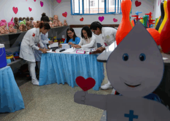 Estudo da Fundação Getulio Vargas mostra que Brasil é o principal disseminador de desinformação antivacina na América Latina, com teorias conspiratórias e venda de falsos antídotos no Telegram.