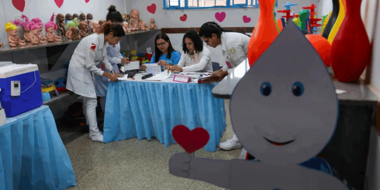 Estudo da Fundação Getulio Vargas mostra que Brasil é o principal disseminador de desinformação antivacina na América Latina, com teorias conspiratórias e venda de falsos antídotos no Telegram.