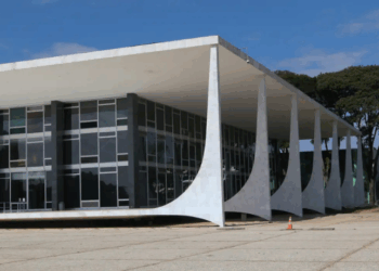 O ministro Cristiano Zanin, do STF, confirmou sua decisão que derruba determinações do TCU para reativar o Sicobe, sistema que controlava produção de bebidas e foi extinto pela Receita Federal em 2016.