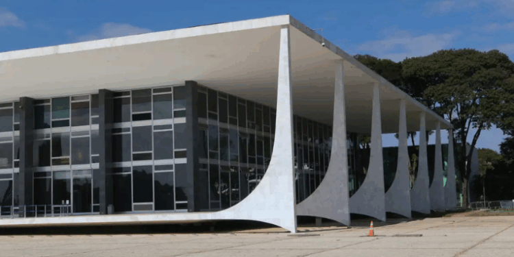 O ministro Cristiano Zanin, do STF, confirmou sua decisão que derruba determinações do TCU para reativar o Sicobe, sistema que controlava produção de bebidas e foi extinto pela Receita Federal em 2016.