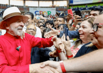 Lula quer ampliar o programa Pé-de-Meia para todos os estudantes do ensino médio público e anuncia R$ 108 milhões para cursinhos populares. Entenda.