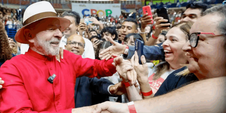 Lula quer ampliar o programa Pé-de-Meia para todos os estudantes do ensino médio público e anuncia R$ 108 milhões para cursinhos populares. Entenda.