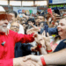 Lula quer ampliar o programa Pé-de-Meia para todos os estudantes do ensino médio público e anuncia R$ 108 milhões para cursinhos populares. Entenda.