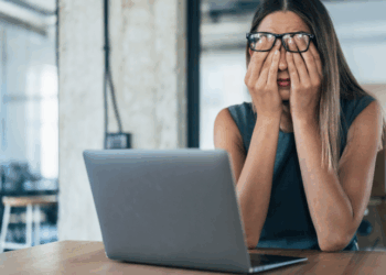Cansaço excessivo, desmotivação e isolamento podem ser sinais de burnout. Saiba como identificar os sintomas da síndrome do esgotamento profissional e quais estratégias ajudam a prevenir ou tratar o problema.