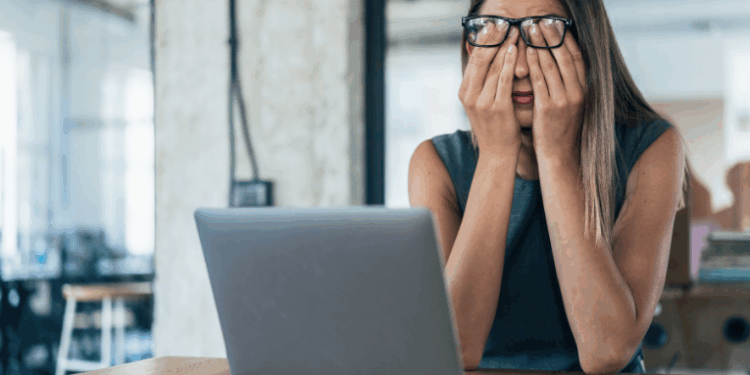 Cansaço excessivo, desmotivação e isolamento podem ser sinais de burnout. Saiba como identificar os sintomas da síndrome do esgotamento profissional e quais estratégias ajudam a prevenir ou tratar o problema.