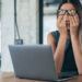Cansaço excessivo, desmotivação e isolamento podem ser sinais de burnout. Saiba como identificar os sintomas da síndrome do esgotamento profissional e quais estratégias ajudam a prevenir ou tratar o problema.