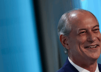Ciro Gomes deixa o PDT e retorna ao PSDB, partido pelo qual foi eleito governador do Ceará. Ele deve lançar candidatura ao governo estadual em 2026. Filiação será oficializada em evento na capital cearense.