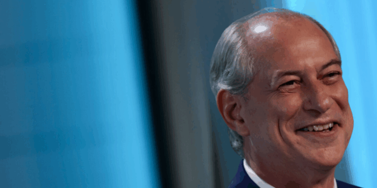 Ciro Gomes deixa o PDT e retorna ao PSDB, partido pelo qual foi eleito governador do Ceará. Ele deve lançar candidatura ao governo estadual em 2026. Filiação será oficializada em evento na capital cearense.