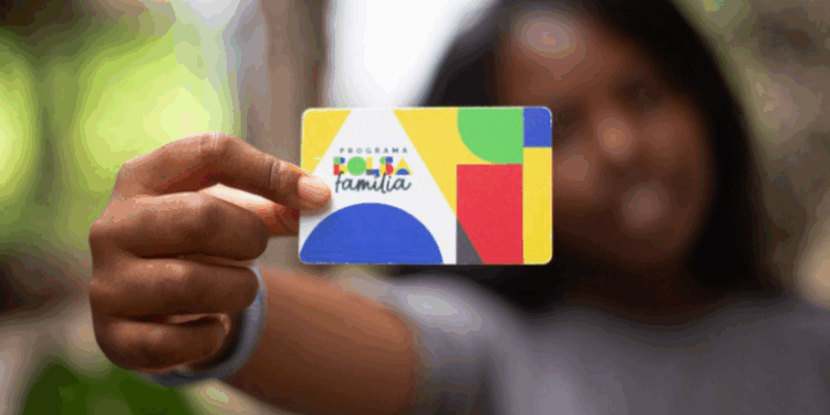 Ministério do Desenvolvimento Social desmente boatos sobre 13º salário no Bolsa Família. Programa reformulado em 2023 assegura benefícios por faixa etária e Benefício de Renda de Cidadania.