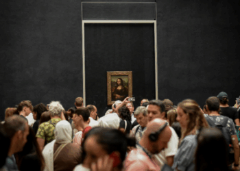 Roubo audacioso no Museu do Louvre, em Paris, choca a França. Joias históricas de Napoleão e da imperatriz Eugênia foram levadas. Caso expõe falhas na segurança de museus.