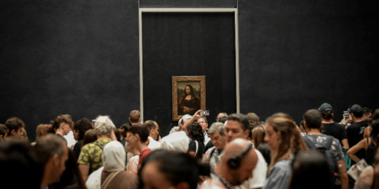 Roubo audacioso no Museu do Louvre, em Paris, choca a França. Joias históricas de Napoleão e da imperatriz Eugênia foram levadas. Caso expõe falhas na segurança de museus.