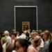 Roubo audacioso no Museu do Louvre, em Paris, choca a França. Joias históricas de Napoleão e da imperatriz Eugênia foram levadas. Caso expõe falhas na segurança de museus.