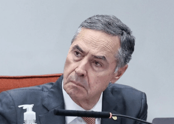 Luís Roberto Barroso anuncia aposentadoria antecipada do STF. Valor da aposentadoria será de R$ 46,3 mil brutos, sem penduricalhos. Ministro quer dar aulas no exterior.