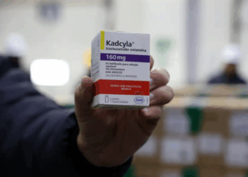 Ministério da Saúde recebe 1º lote de trastuzumabe entansina para tratar câncer de mama HER2-positivo. Medicamento promete reduzir mortalidade em 50% e será distribuído pelo SUS.