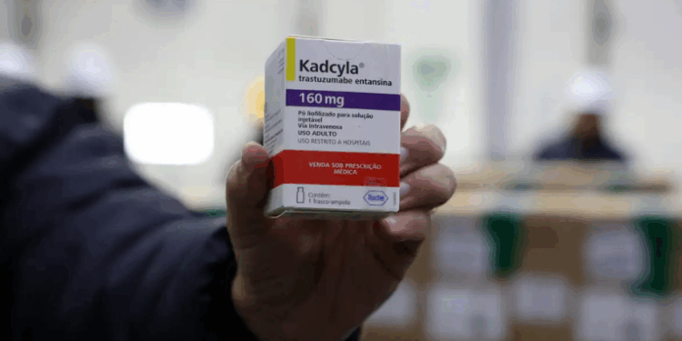 Ministério da Saúde recebe 1º lote de trastuzumabe entansina para tratar câncer de mama HER2-positivo. Medicamento promete reduzir mortalidade em 50% e será distribuído pelo SUS.