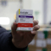 Ministério da Saúde recebe 1º lote de trastuzumabe entansina para tratar câncer de mama HER2-positivo. Medicamento promete reduzir mortalidade em 50% e será distribuído pelo SUS.