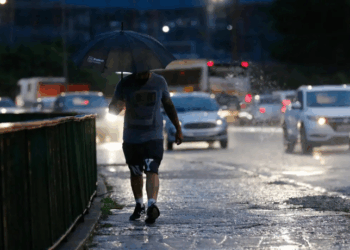 Frente fria provoca ventos de até 60 km/h e causa alagamentos, quedas de árvores e transtornos em várias cidades do estado de São Paulo nesta segunda (13).