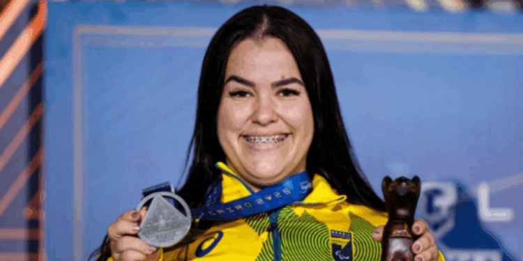 Mariana D’Andrea garante prata para o Brasil no Mundial Paralímpico de Halterofilismo, levantando 141 kg na categoria até 73 kg, no Cairo, Egito.
