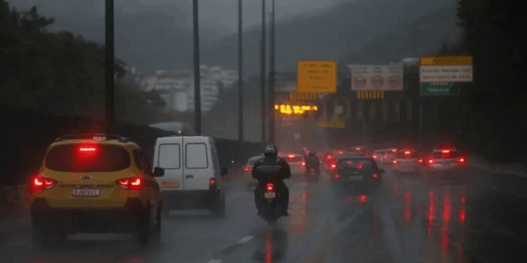 Inmet alerta para chuvas fortes, ventos intensos e possibilidade de granizo na região metropolitana do Rio, Baixada Fluminense e Costa Verde até terça-feira.
