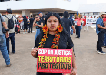 Povos indígenas realizam ato em Brasília para cobrar regularização de terras e alertar sobre impactos das mudanças climáticas em seus territórios.