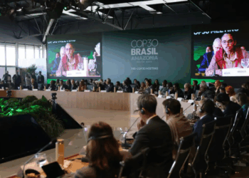 Pré-COP reúne representantes de 67 países em Brasília para debater financiamento climático, adaptação às mudanças climáticas e transição socioeconômica justa antes da COP30.