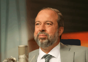 Ministro Alexandre Silveira declara que o Brasil não precisará retomar o horário de verão em 2025, citando segurança energética e expansão das fontes renováveis. Leilões de baterias e térmicas devem reforçar o sistema.