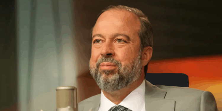Ministro Alexandre Silveira declara que o Brasil não precisará retomar o horário de verão em 2025, citando segurança energética e expansão das fontes renováveis. Leilões de baterias e térmicas devem reforçar o sistema.